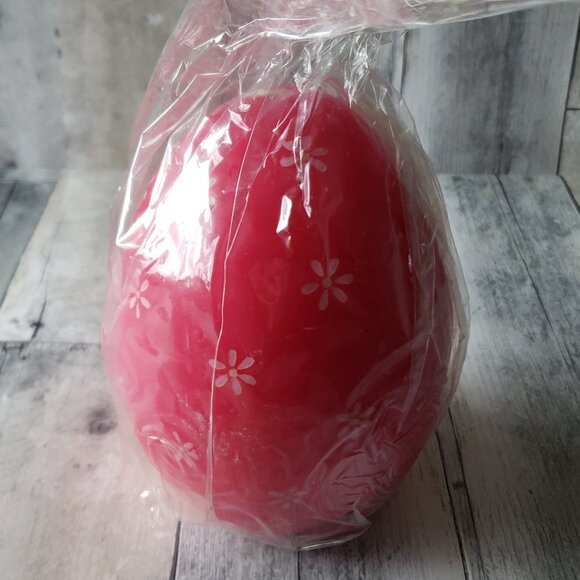 Large Pink Egg Candle with Pink Flowers - Wax Burning - Easter - Picture 1 of 4